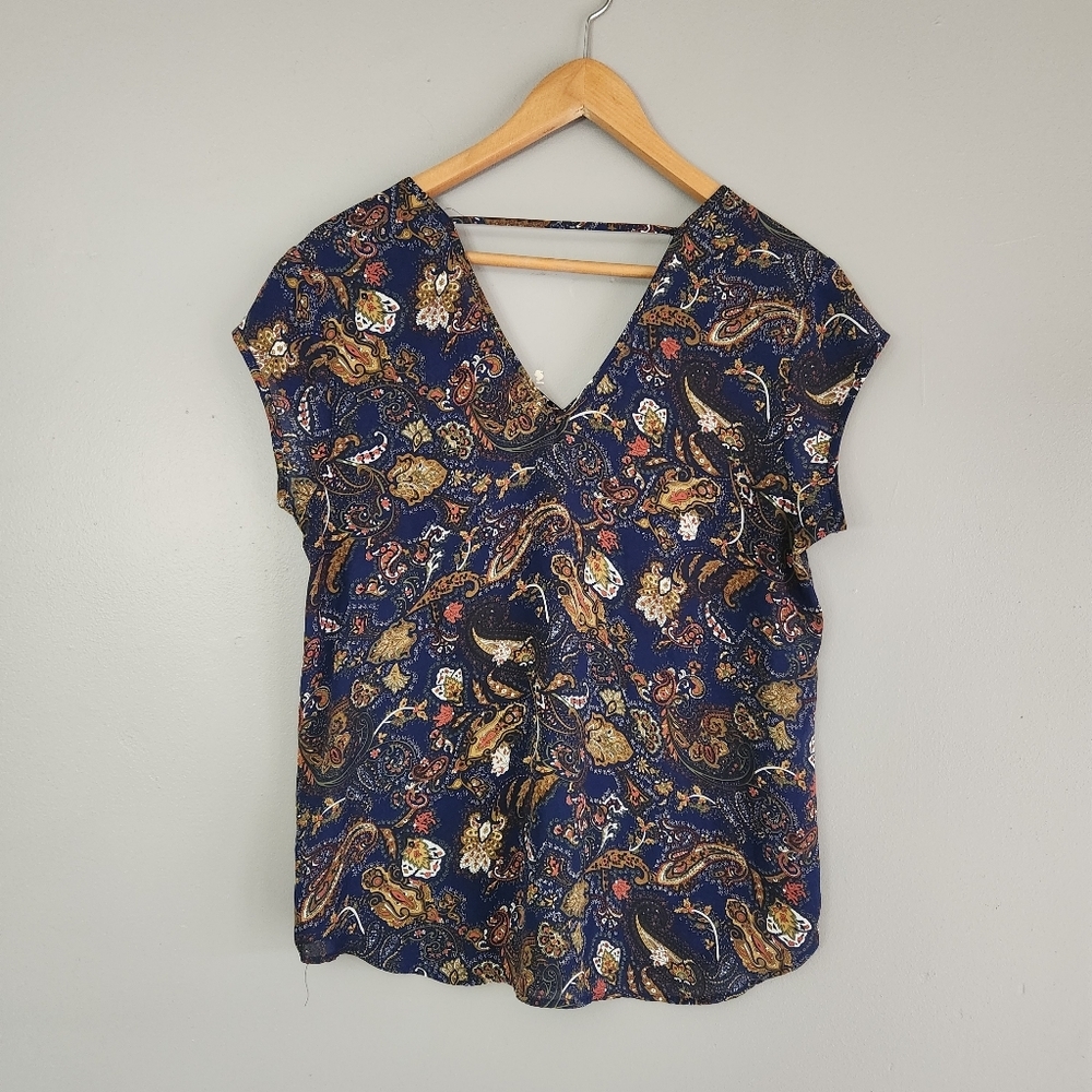 3/$25 DR2 V Neck Blouse Size M navy paisley print lightweight top cap sleeve - Picture 2 of 7